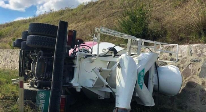 Beton mikseri devrildi