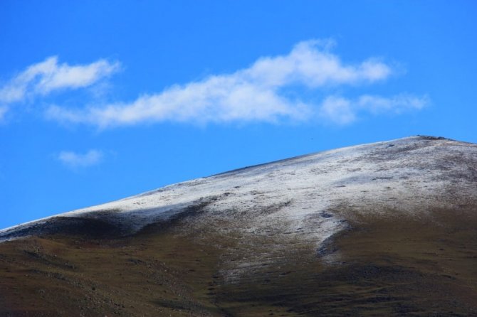 Yeni sezonun ilk karı Ardahan’a yağdı!