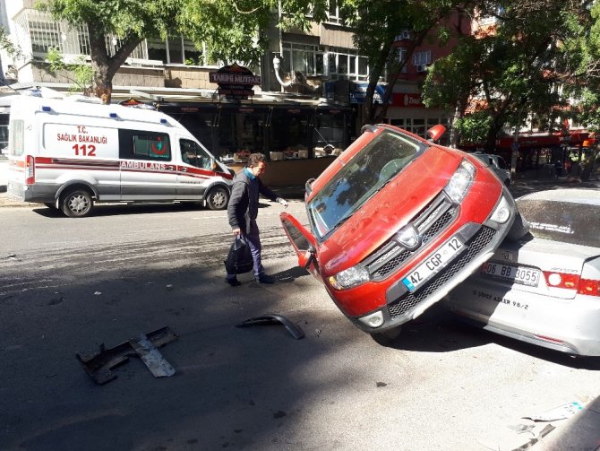 Ankara'da çarpışan iki otomobilden biri park halindeki aracın üzerine uçtu