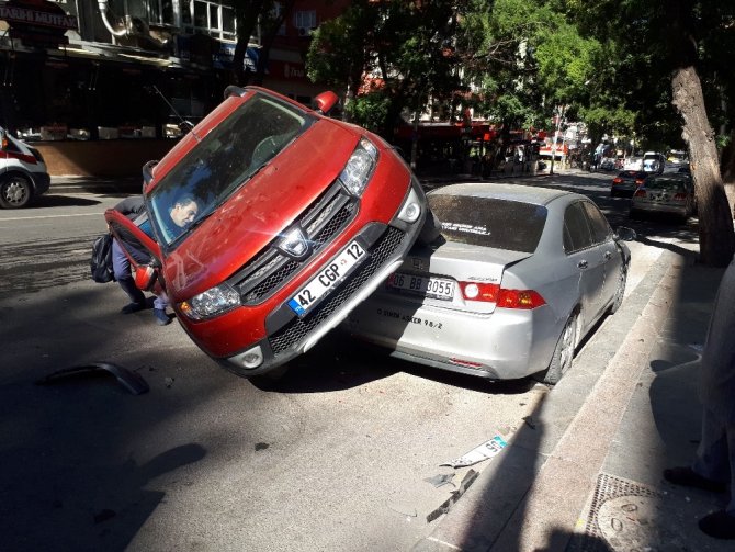 Ankara'da çarpışan iki otomobilden biri park halindeki aracın üzerine uçtu