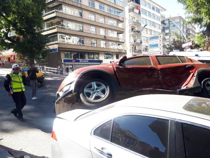 Ankara'da çarpışan iki otomobilden biri park halindeki aracın üzerine uçtu