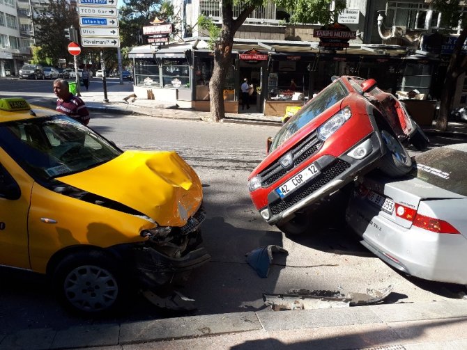 Ankara'da çarpışan iki otomobilden biri park halindeki aracın üzerine uçtu
