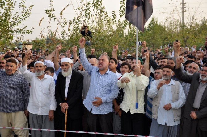 Diyarbakır'da Yasin Börü ve arkadaşları mezarları başında anıldı