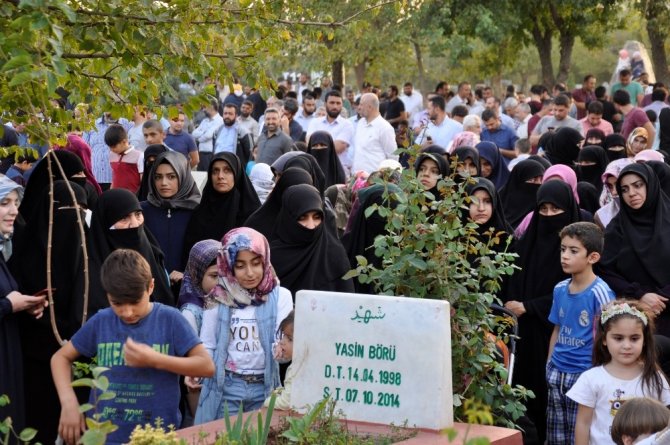 Diyarbakır'da Yasin Börü ve arkadaşları mezarları başında anıldı