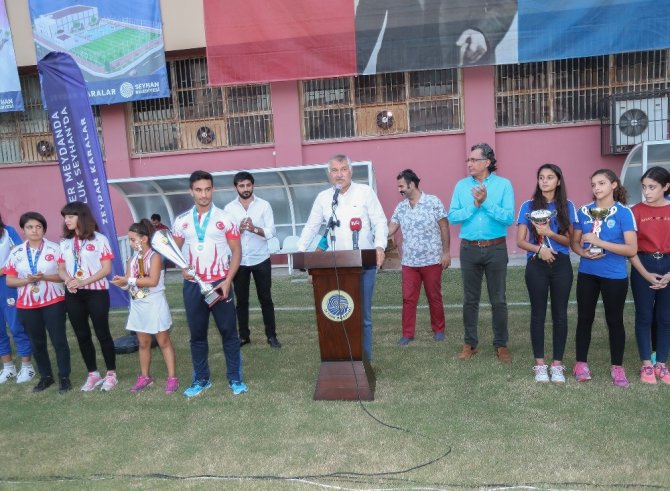 Seyhan Belediyesi’nden amatör spor kulüplerine malzeme desteği devam ediyor