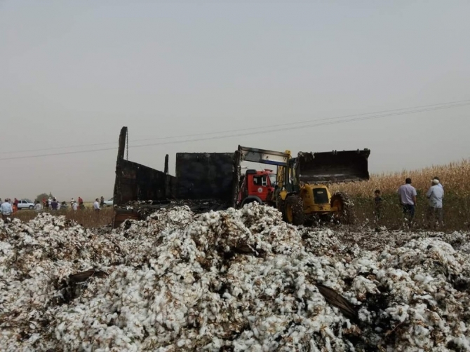 Pamuk yüklü kamyon elektrik tellerine temas edince alev aldı