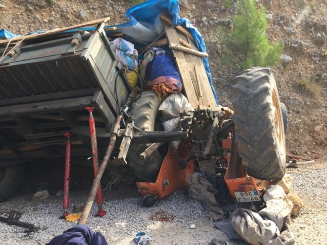 Antalya'nın Manavgat ilçesinde Devrilen traktörün altında kalan sürücü yaralandı