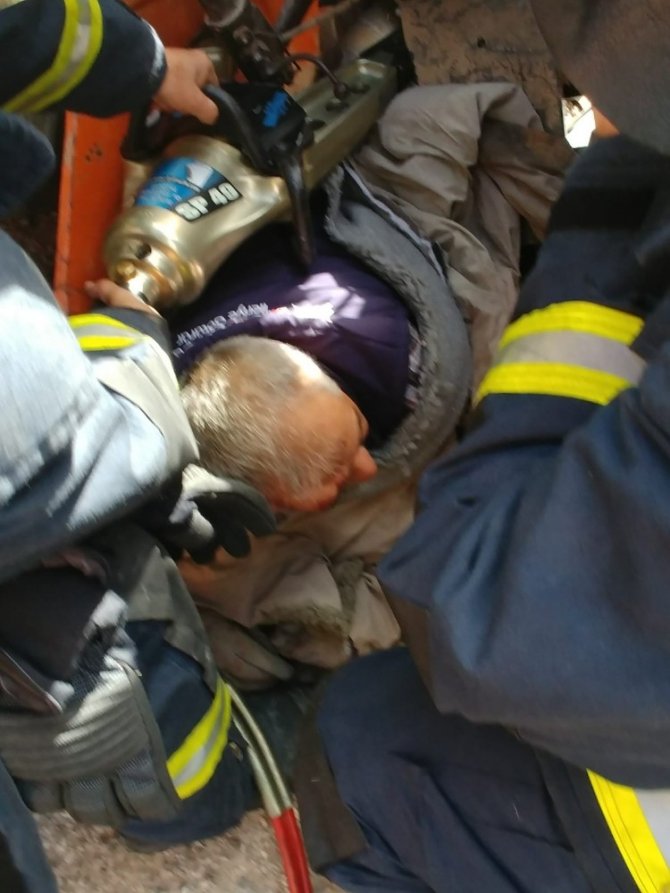 Antalya'nın Manavgat ilçesinde Devrilen traktörün altında kalan sürücü yaralandı