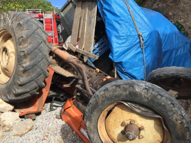 Antalya'nın Manavgat ilçesinde Devrilen traktörün altında kalan sürücü yaralandı