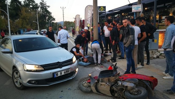 Bursa'da motosiklet ve otomobilin çarpışma anı güvenlik kamerasına yansıdı.