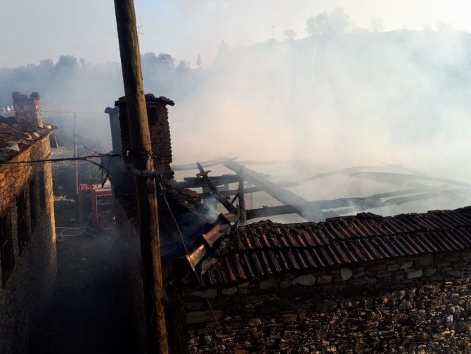 Denizli'de 2 katlı metruk ev alevlere teslim oldu