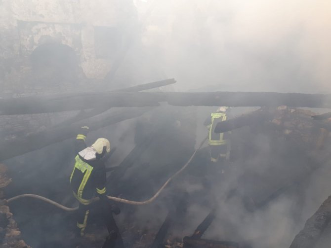 Denizli'de 2 katlı metruk ev alevlere teslim oldu