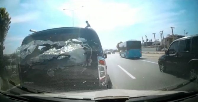 Hatay'da meydana gelen zincirleme trafik kazasında 4 araç birbirine girdi
