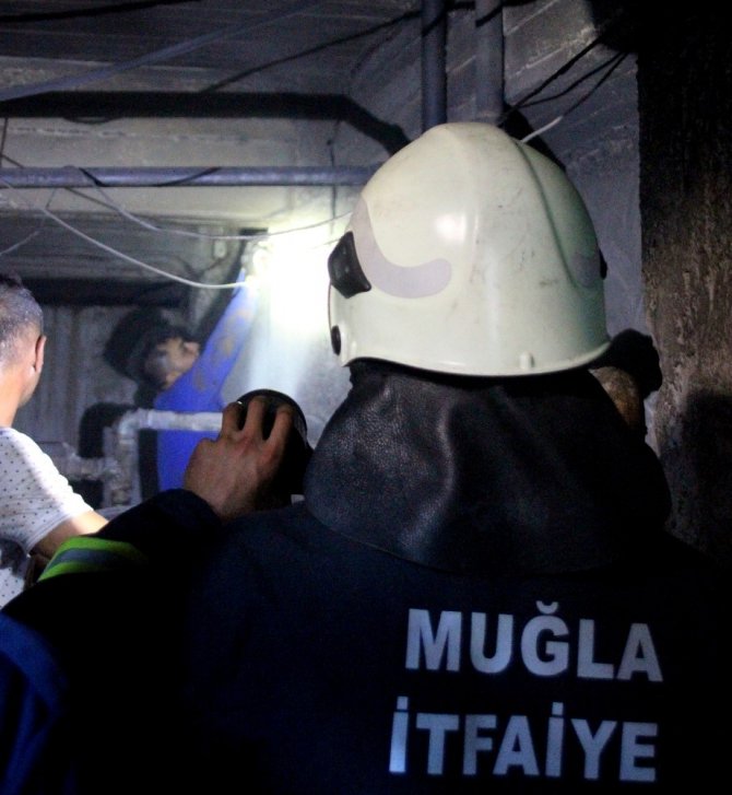 Muğla'nın Menteşe İlçesinde Yangını söndürmek isterken canından oluyordu