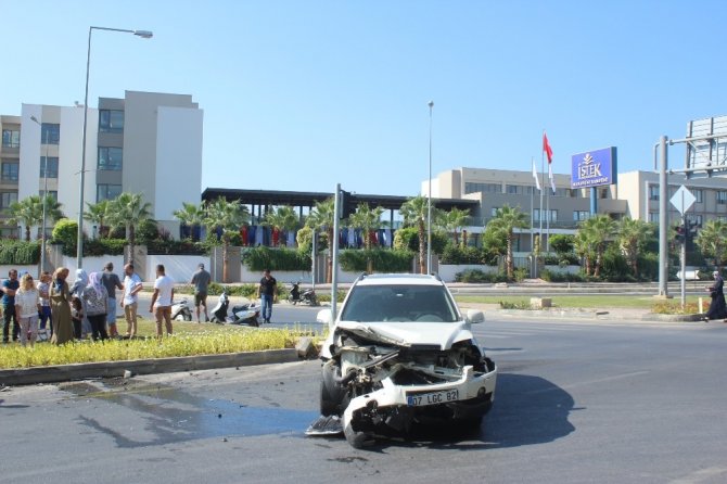 Antalya'nın Manavgat ilçesindeki kaza ucuz atlatıldı