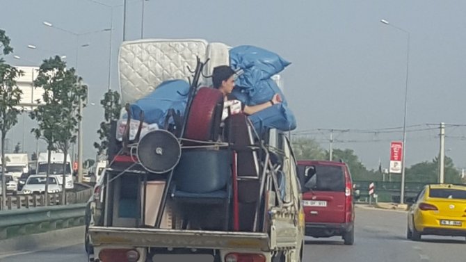 Bursa Mudanya'da Kamyonetin kasasında tehlikeli yolculuk