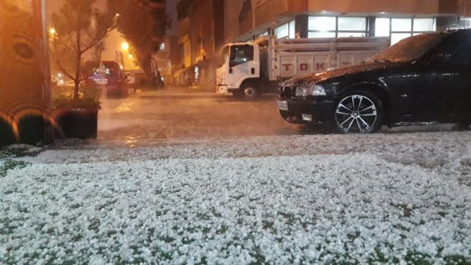 Kars'ta aniden başlayan dolu yağışı kent merkezini beyaza bürüdü