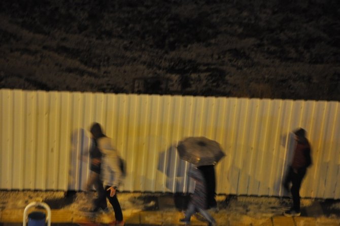 Kars'ta aniden başlayan dolu yağışı kent merkezini beyaza bürüdü