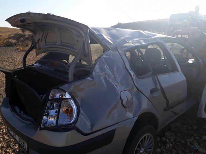 Şanlıurfa Gaziantep otoyolun Otomobil takla attı: 4 yaralı