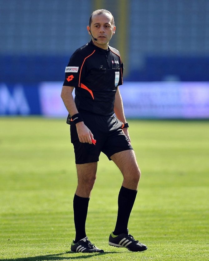 UEFA, Hollanda ile Almanya Ulusal lig maçına cüneyt çakırı atadı