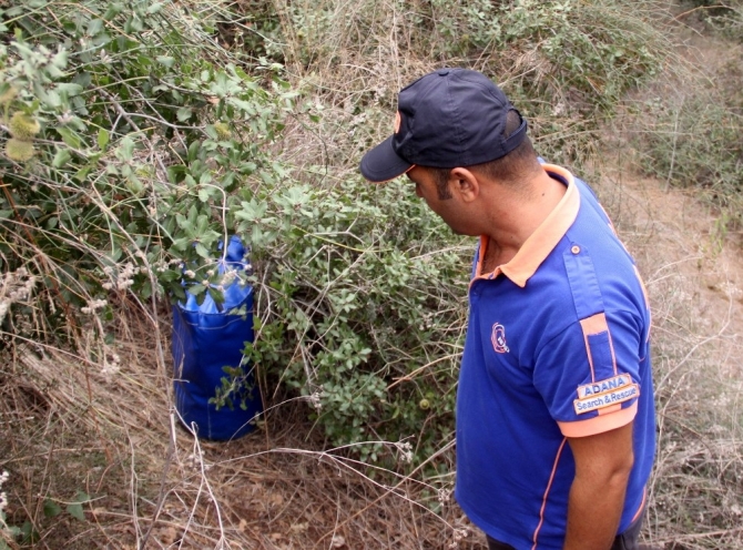 Kayıp kadın aranırken ormanda bulunan esrarengiz çanta polisi alarma geçirdi