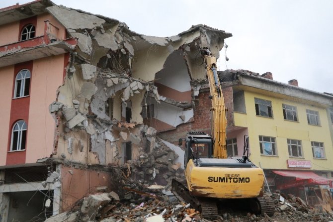 Osman Efendioğlu’nun ismi verilen kütüphane de 4 katlı bina ile yıkıldı