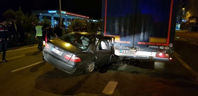 Giresun'un Görele ilçesinde Otomobil tırın altına girdi: 1 ölü, 1 yaralı