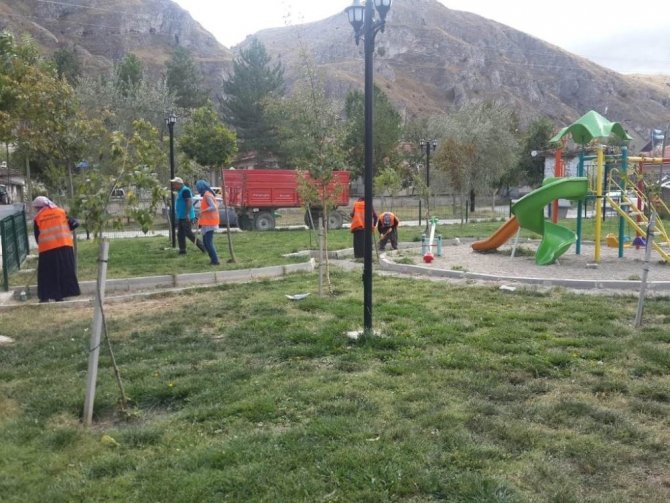 Eskişehir İnönü Belediyesi Fen İşleri ve Park Bahçeler ekiplerinden temizlik çalışmaları