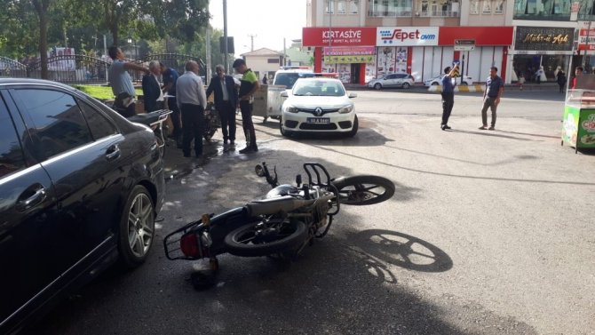 Adıyaman'da Motosiklet park halindeki otomobile çarptı: 1 yaralı