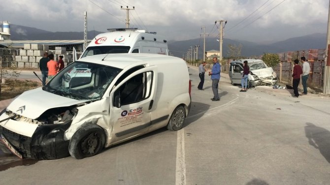 Erzincan Organize Sanayi Bölgesi'ndeki bir kavşakta trafik kazası: 5 yaralı