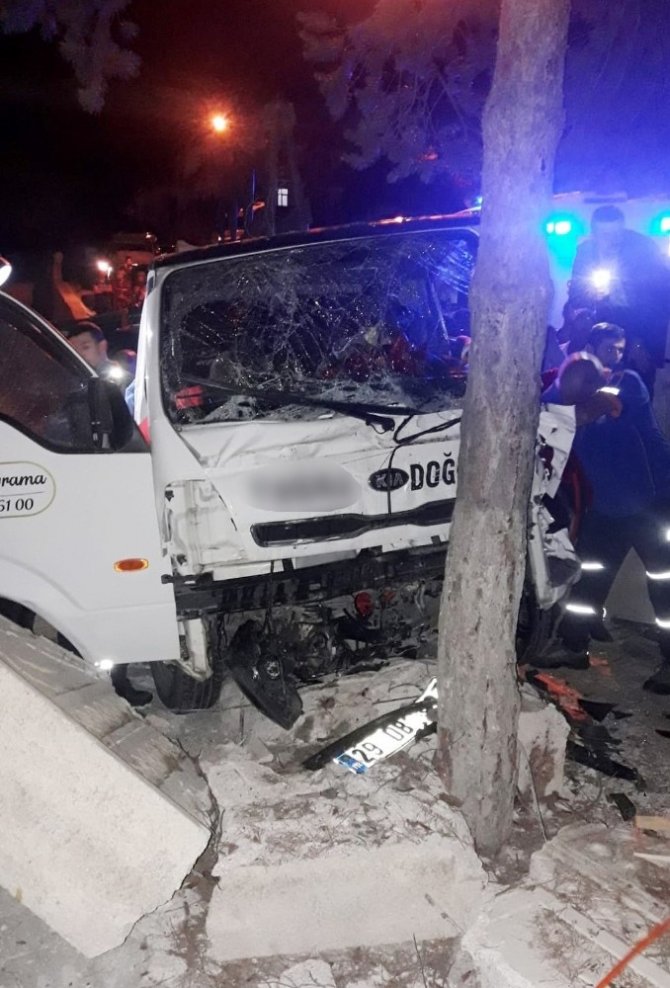 Gümüşhane’de kamyonet mezarlık duvarına çarparak durabild 6 yaralı