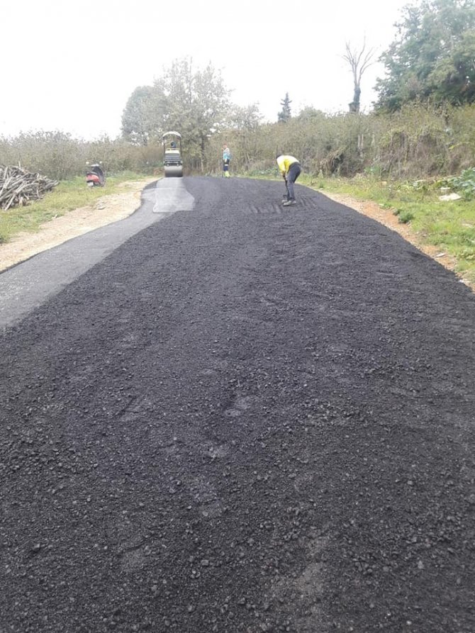 Akçakoca Belediyesi Fen İşleri Müdürlüğü asfalt çalışması sürüyor