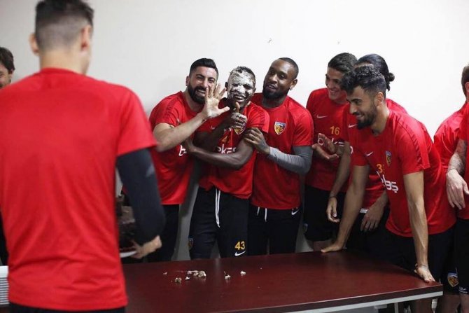 Kayserispor’da Bernard Mensah'a doğum günü sürprizi