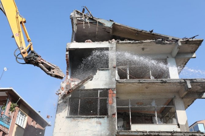 Körfez’de 130 metruk binalar yıkılıyor