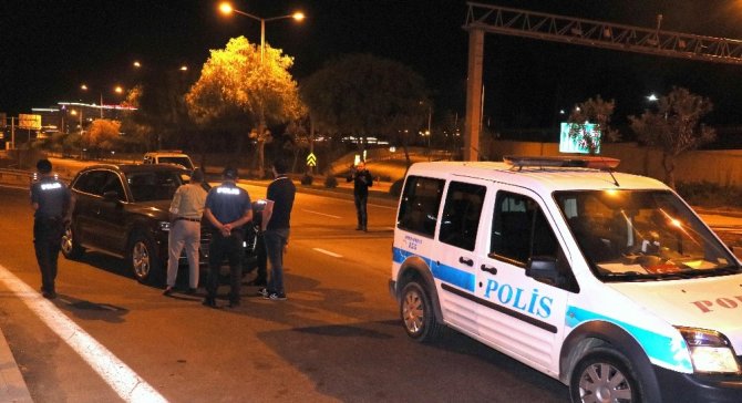 Adana'da Polisten kaçan alkollü ve ehliyetsiz sürücü kıskıvrak yakalandı