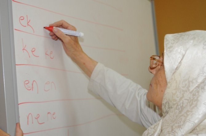 Kayyum belediyenin açtığı kursa katılan 70 yaşındaki Nahide Arı’nın okuma azmi örnek oluyor