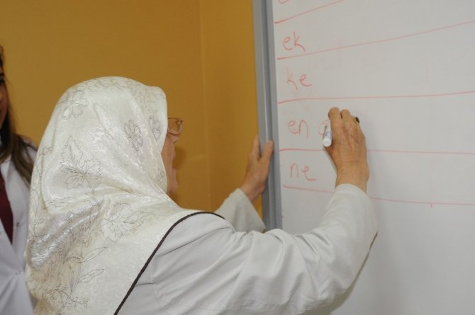 Kayyum belediyenin açtığı kursa katılan 70 yaşındaki Nahide Arı’nın okuma azmi örnek oluyor