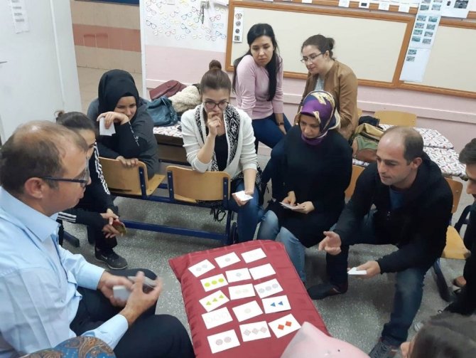 Kütahya'nın Hisarcık ilçesinde Halk Eğitimi Merkezi Müdürlüğü tarafından ‘Zeka Oyunları Eğiticiliği’ Kursu