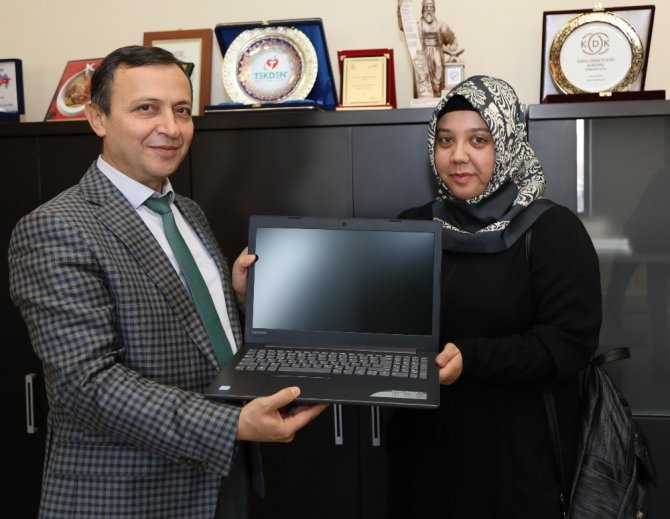 Rektör Çalış, Üniversitesi'ni seçen öğrencilere laptop hediye etti.