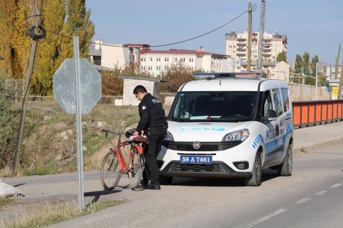 Sivas Erzincan karayolunda Otomobil bisiklete çarptı: 1 yaralı