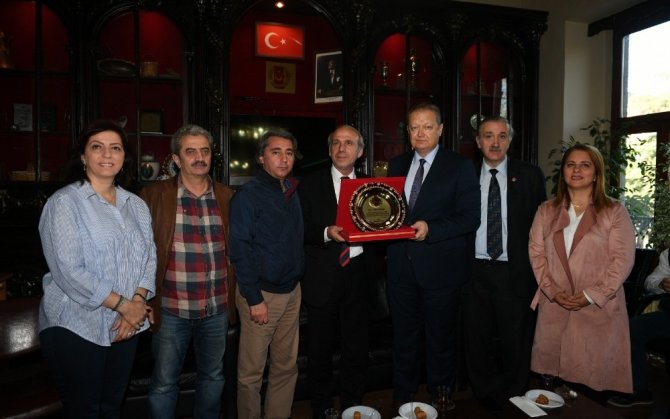 Vali Yavuz’dan veda ziyaretleri kapsamında Gazeteciler Cemiyeti'ni ziyaret etti