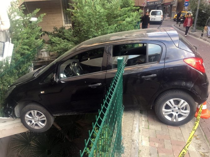 Beşiktaş’ta bir garip kaza, apartmanın giriş katına daldı