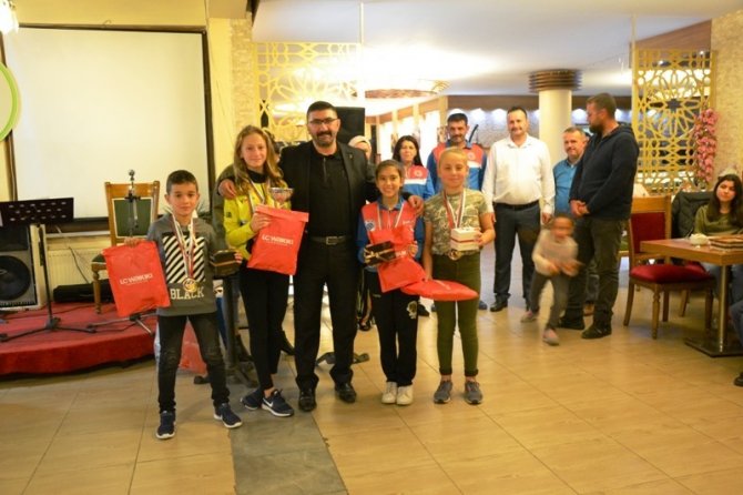 Bigalı karateciler kemer yükselme töreninde bir araya geldiler