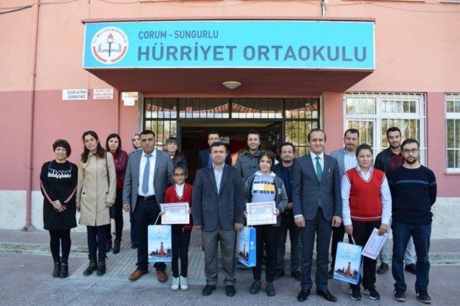 Sungurlu’da okuyor projesi kapsamında kitap kurtları ödüllendirildi