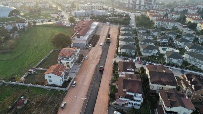 Başiskele’de yol, asfalt çalışmaları sürüyor