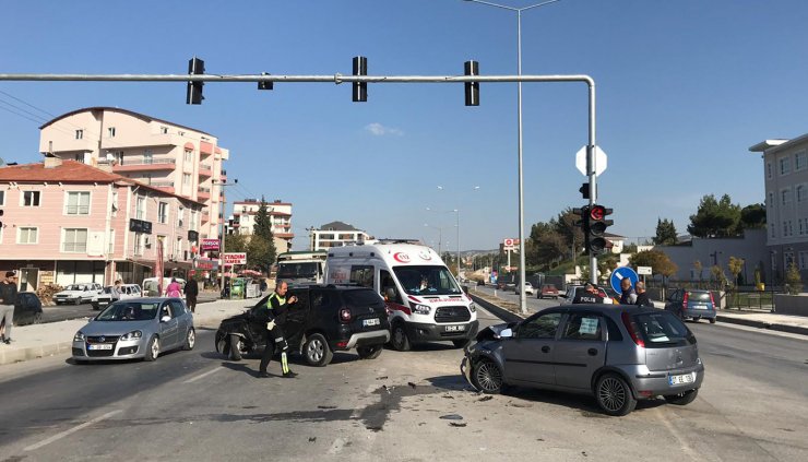 Burdur'da iki otomobilin çarpıştığı kazada 1'i çocuk 5 kişi yaralandı.