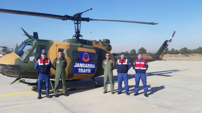 Jandarmanın havadan helikopterle trafik denetimleri sürüyor