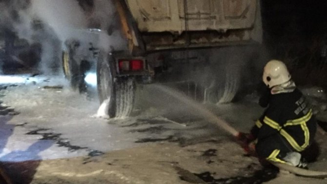 Kırıkkale'de Seyir halindeki tırın lastikleri yandı