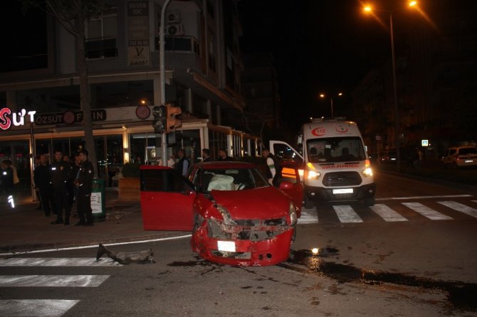 Manavgat’ta trafik kazası: iki otomobil çarpıştı 3 yaralı