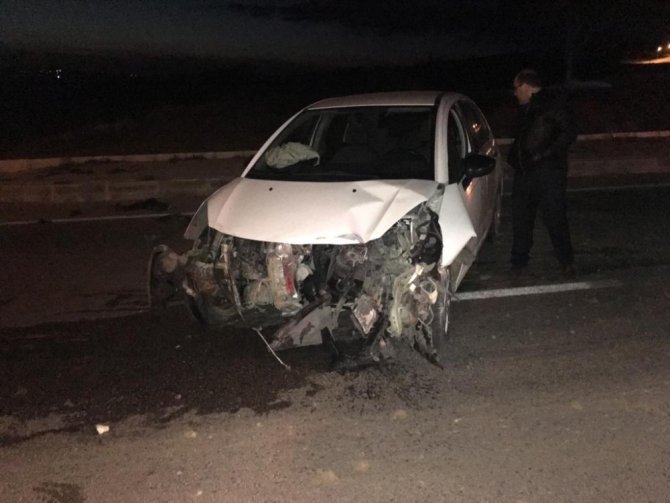 Tekirdağ'ın Malkara ilçesinde kontrolden çıkan otomobil aydınlatma direğine çarptı